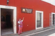 Ariadna Arce vor der kleinen Schokoladenfabrik einer Kooperative in Valladolid.