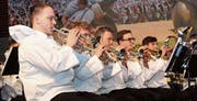 Die Musikantinnen und Musikanten in weissen Sennechutteli. (Bild: Ernst Inauen)