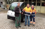 Roman Tschirren übergibt die Schlüssel des neuen Elektrofahrzeugs an Dani Mathis und Ueli Weber vom Aadorfer Werkhof. (Bild: PD)