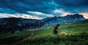 Cervelats, Kartoffeln und Raclette über einem offenen Feuer oberhalb der Alp Curtginatsch am Schamserberg im Kanton Graubünden. (Bilder: Winfried Heinze)