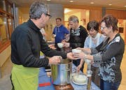 Die Gäste stehen Schlange für die schmackhafte Suppe. (Bild: Picasa)