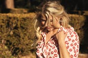 Ihr neues Album erscheint am 16. März. Darauf singt Beatrice Egli zum ersten Mal auch ein Lied auf Schweizerdeutsch: Den Klassiker "Alperose". (Bild: Universal Music)
