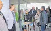 Regula Eugster (grüne Jacke) bittet die Besucher um Denkmalpfleger Fredi Altherr (links) und Architekt Piet Kempter (neben Altherr) herein.