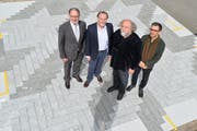 Unternehmer Hermann Hess, Urs Bleuer (Migros), Künstler Daniel Schläpfer und Architekt Renaud Pidoux auf dem Modell. (Bild: Donato Caspari)