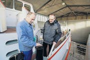 Werftleiter Herbert Rispy und Geschäftsführer Thomas Rist stehen auf der «Arenenberg», die zurzeit in der Werfthalle überholt wird. (Bild: Donato Caspari)