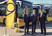 Von links: Walter Schwizer, Florian Jud und Claudio Albrecht vor den neuen Hybridpostautos. (Bild: Postauto)