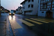 Der Fussgängerstreifen in Staad bekommt eine Mittelinsel. Im Herbst werden alle Streifen im Kanton auf Beleuchtung überprüft. (Bild: Rudolf Hirtl)
