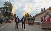 Mit der Goldmedaille um den Hals werden Kurt Frieden und Pascal Witprächtiger von ihren Ballonfahrer-Kollegen empfangen. (Bild: pd)
