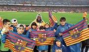 Einige Junioren der AS Calcio posieren im Camp Nou mit einem Angestellten. Danach verfolgen sie das Spiel des FC Barcelona. (Bild: PD)