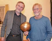Der Pfarrer vom Zürcher Grossmünster, Christoph Sigrist (links), mit einer in der Klangschmiede geschaffenen Schelle, und der Musiker und Komponist Peter Roth.