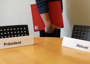 Immer häufiger in Vereinen: Treten Ehrenamtliche wie der Präsident oder Aktuar zurück, bleiben deren Sitze über länger leer. (Bild: Hans Suter)