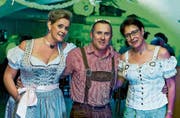 Tragen gerne ihre Dirndl und Lederhosen: Moni Ambühl, Rolf Ambühl und Doris Ringli. (Bilder: Christian Rupper/frauenfeld-events.ch)