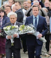 Gedenken am Tatort: Parlamentspräsident John Bercow (links) und Premierminister David Cameron. (Bild: epa/Nigel Roddis)