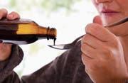 Hustensaft wird in der kalten Jahreszeit zur Stillung des Hustenreizes verwendet, aber auch als Rauschmittel missbraucht. (Bild: Fotolia)