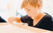 Beat Meichtry: «Stottern soll man als Chance sehen, an sich zu arbeiten.» Das Bild zeigt einen Buben in der logopädischen Therapie. (Bild: SHLR)
