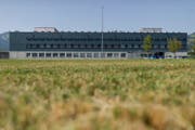 Nach der Erweiterung des Regionalgefängnisses in Altstätten bietet die Einrichtung Platz für 126 Insassen. Heute sind es deren 45. (Bild: GIAN EHRENZELLER (KEYSTONE))