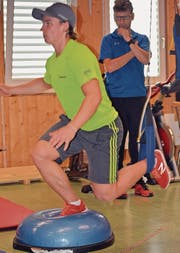 Der junge Skirennfahrer Marco Fischbacher wird bei den Stabilisationsübungen von seinem Physiotherapeuten beobachtet. (Bild: Urs Huwyler)