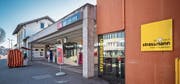 Das Bahnhofsgebäude in Weinfelden hat sich über die Jahre stark gewandelt. Heute beherbergt es nebst Billettschalter auch einen Shop und einen Beck. (Bild: Reto Martin)