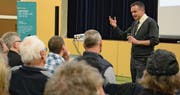 René Wildhaber, Leiter Postnetz Region St. Gallen-Appenzell, erläutert am Informationsanlass seine Standpunkte. (Bild: Georg Stelzner)
