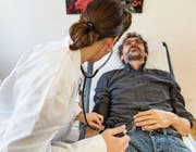 Kommt es zwischen Arzt und Patient zu Missverständnissen, kann es gefährlich werden. (Bild: Christian Beutler/Keystone)