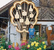 Schüler Christoph Müller posiert vor seiner Skulptur. (Bild: Maya Heizmann)