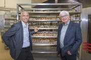 Valentin Stöckli (links), der neue Eigentümer, und Matthias Schwyter in der Backstube des Ostschweizer Traditionsunternehmens Schwyter. (Bild: Urs Bucher)