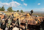 Türkische Soldaten und protürkische Einheiten im Kampf um den Hügel Bursayah im Norden Syriens. (Bild: AP ()