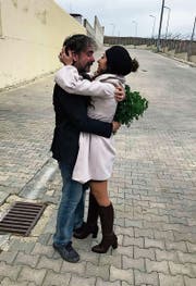 Deniz Yücel umarmt nach der Freilassung seine Frau Dilek. (Bild: Veysel Ok)
