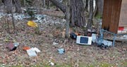 Illegal entsorgt: Verschiedenste Gegenstände lagen anfangs Woche im Eschliker Wald Stockenholz. (Bild: Christoph Heer)