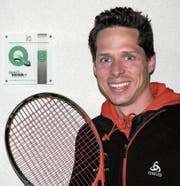 Micha Winkler vom Tennisclub Gams brachte den Saxerriet-Insassen seine Sportart näher. (Bild: PD)