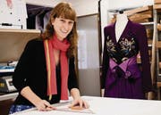 Die violette Jacke und der Jupe brachten ihr die Goldmedaille, jetzt ist Nadja Humbel bereits wieder an der Arbeit in St. Gallen. (Bild: Luca Linder)
