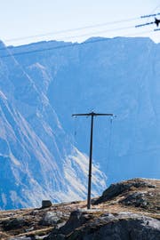 Augenzeugen zufolge flog der Helikopter nur knapp über dem Boden, um Material oder Personen aufzuladen, als es zum Unfall kam. (Bild: SAMUEL GOLAY (TI-PRESS))