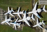 WEF-Flugzeuge parkieren in Altenrhein (Bild: Tino Dietsche)