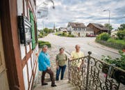 Neukirch an der Thur: Bea Eberli vom «Hexehüsli»-Laden, «Sonne»-Wirtin Cecilia Willi und «Dorfchronist» Hansruedi Schweizer an der Kreuzung im Dorfzentrum. (Bild: Reto Martin)