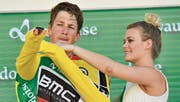 Die ehemalige Miss Schweiz Dominique Rinderknecht streift Stefan Küng das Leadertrikot über. Erstmals als Profi ist er Gesamtführender einer Rundfahrt. (Bild: Gian Ehrenzeller/KEY)
