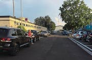 Die Neuhofstrasse führt zur Kleinen Allmend. Noch vor kurzem parkten hier die Elterntaxis beidseits der Strasse. (Bild: PD)