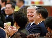 Freundliches Abtasten: Donald Trump und Xi Jinping beim gestrigen Staatsdinner in Peking. (Bild: Thomas Peter/EPA)