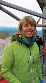 Unerwartet im Mittelpunkt: Ursula Baumberger fühlt sich bei ihrem Säntisbesuch richtig wohl; hier beim Stopp auf dem zweiten Masten (Bild: pd)