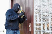 Einbrecher benützen gerne einfache Hebelwerkzeuge, um Türen aufzubrechen. (Bild: PD)