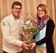 Isabel Richenberg, Mels, wurde als Kassiererin von Heimo Stiriti mit einem Blumenstrauss verabschiedet; Nachfolger Bruno Zingg, Gams, wurde gewählt, war aber bei der Wahl nicht zugegen. (Bild: Heidy Beyeler)