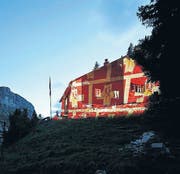 Die beleuchtete Hundstein-Hütte des SAC Säntis (AI) am 12. September und die komplett ausgebuchte Läntahütte des SAC Bodan (TG) am 7./8. September (von links). (Bild: Frank Schwarzbach)