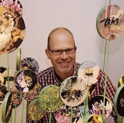 Unter Bienen: Der Direktor des Naturmuseums, Hannes Geisser, ist überzeugt, dass die Ausstellung gut ankommen wird. (Bild: art)