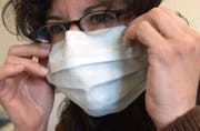 Im Kontakt mit der erkrankten Person wird ein Mundschutz getragen, um einer Verbreitung des Virus vorzubeugen. (Bild: Susann Basler)