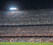 Das Mestalla-Stadion in Valencia ist seit 90 Jahren stetig gewachsen – und zum engen Flickwerk mitten in der Stadt geworden. (Bild: getty/Manuel Queimadelos Alonso)