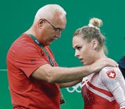 Giulia Steingruber wird nach der verpatzten Bodenübung an den Olympischen Spielen von Trainer Zoltan Jordanow getröstet. Steingrubers Fussverletzung beendet die Zusammenarbeit der beiden einige Wochen früher als geplant. (Bild: Peter Klaunzer/KEY (Rio de Janeiro, 16. August 2016))