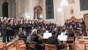 Der Festchor und das Ad-hoc-Orchester in der katholischen Kirche in Weinfelden. (Bild: Manuela Olgiati)