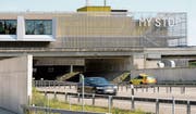 Heute gibt es auf der Autobahn keinen Alkohol zu kaufen. Dies soll sich nach dem Willen der Nationalratskommission ändern. (Bild: Walter Bieri/KEY (Affoltern am Albis, 26. Juni 2014))