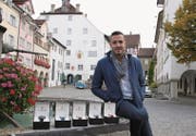 Christian Naef mit seinen Uhren, auf deren Zifferblatt sich neben Zeiger und Zahlen auch der Wiler Bär befindet. (Bild: Ursula Ammann)