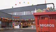 Luftballons schmücken das neue Einkaufszentrum: Acht Millionen Franken hat die Migros in den Standort investiert. (Bilder: Jolanda Riedener)