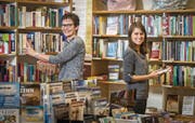 Annette Haslebacher und Geschäftsleiterin Angela Soller in der christlichen Buchhandlung Brunnestube an der Schmidstrasse 2 in Weinfelden. (Bild: Reto Martin)